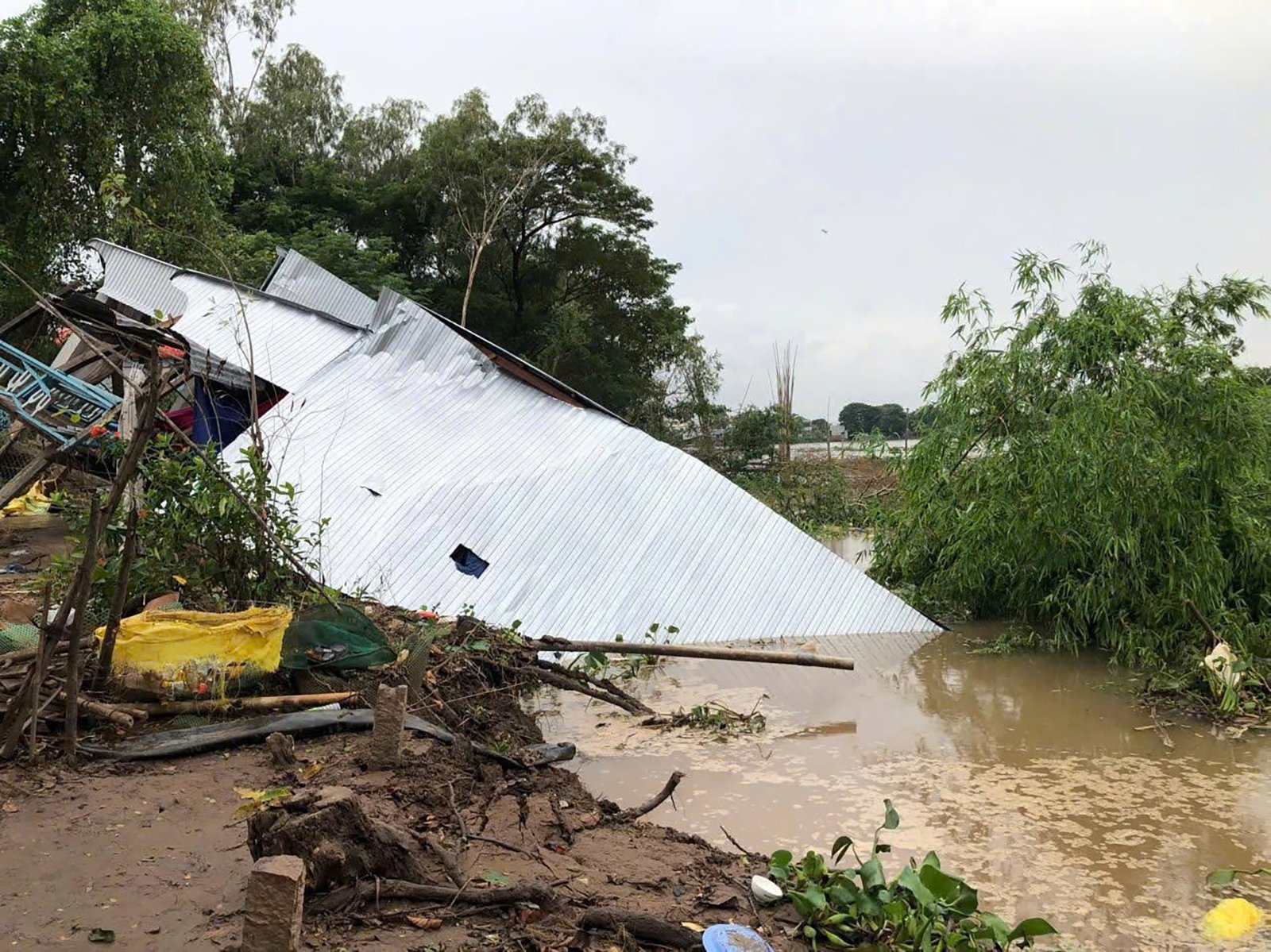 Sesuv půdy zasáhl 13 domů v pohraniční obci Phu Huu