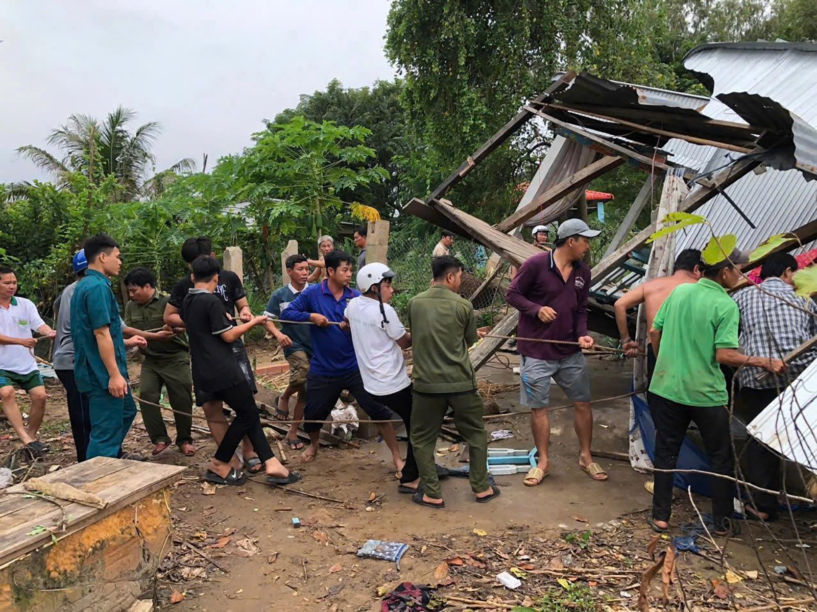 Sesuv půdy zasáhl 13 domů v pohraniční obci Phu Huu