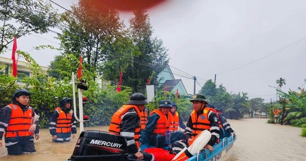 Lực lượng công an ra quân giúp nhân dân tỉnh Khánh Hoà vượt lũ