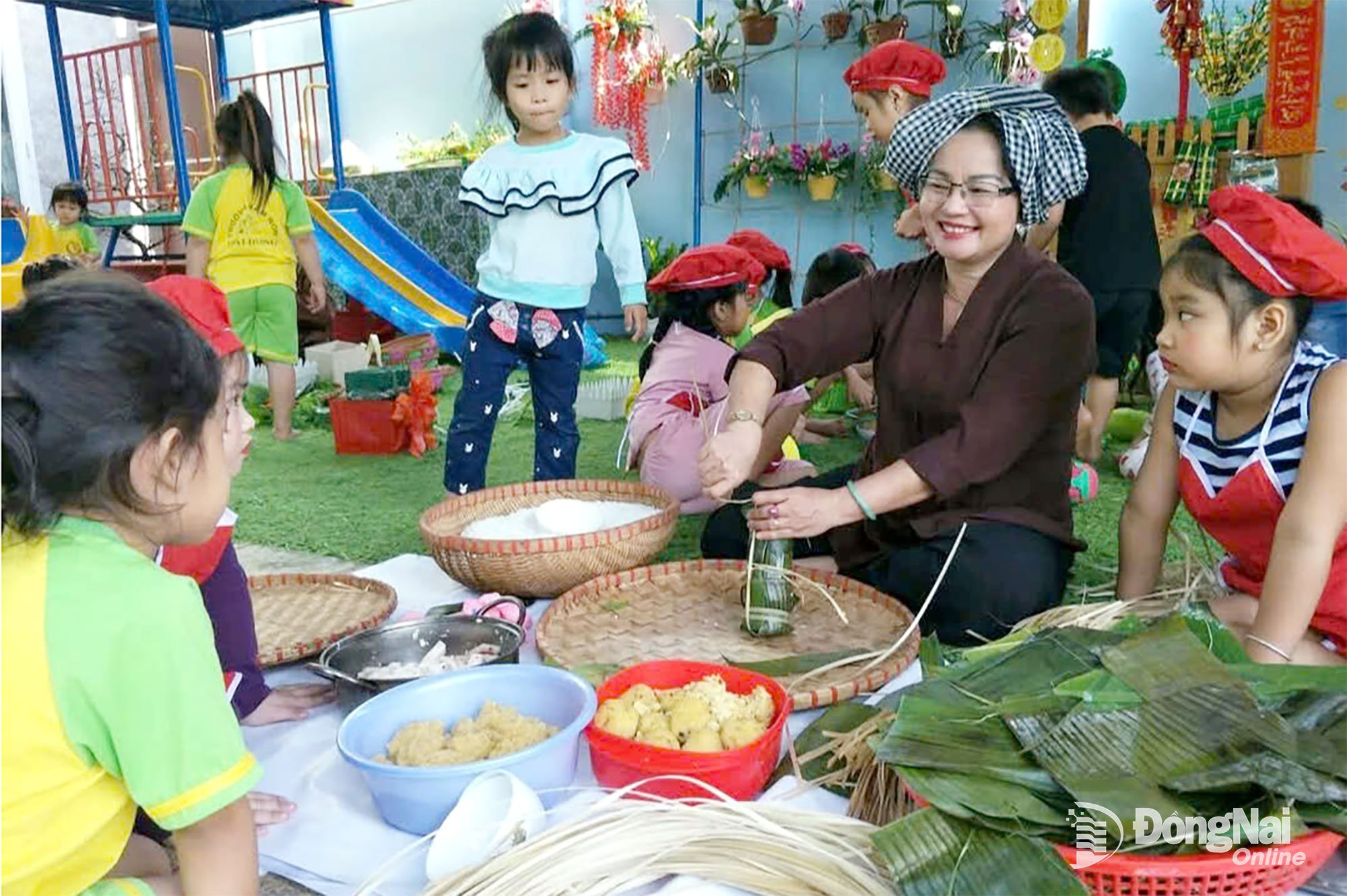 Счастливый момент общения учительницы с учениками. Фото: Буй Ван Сон