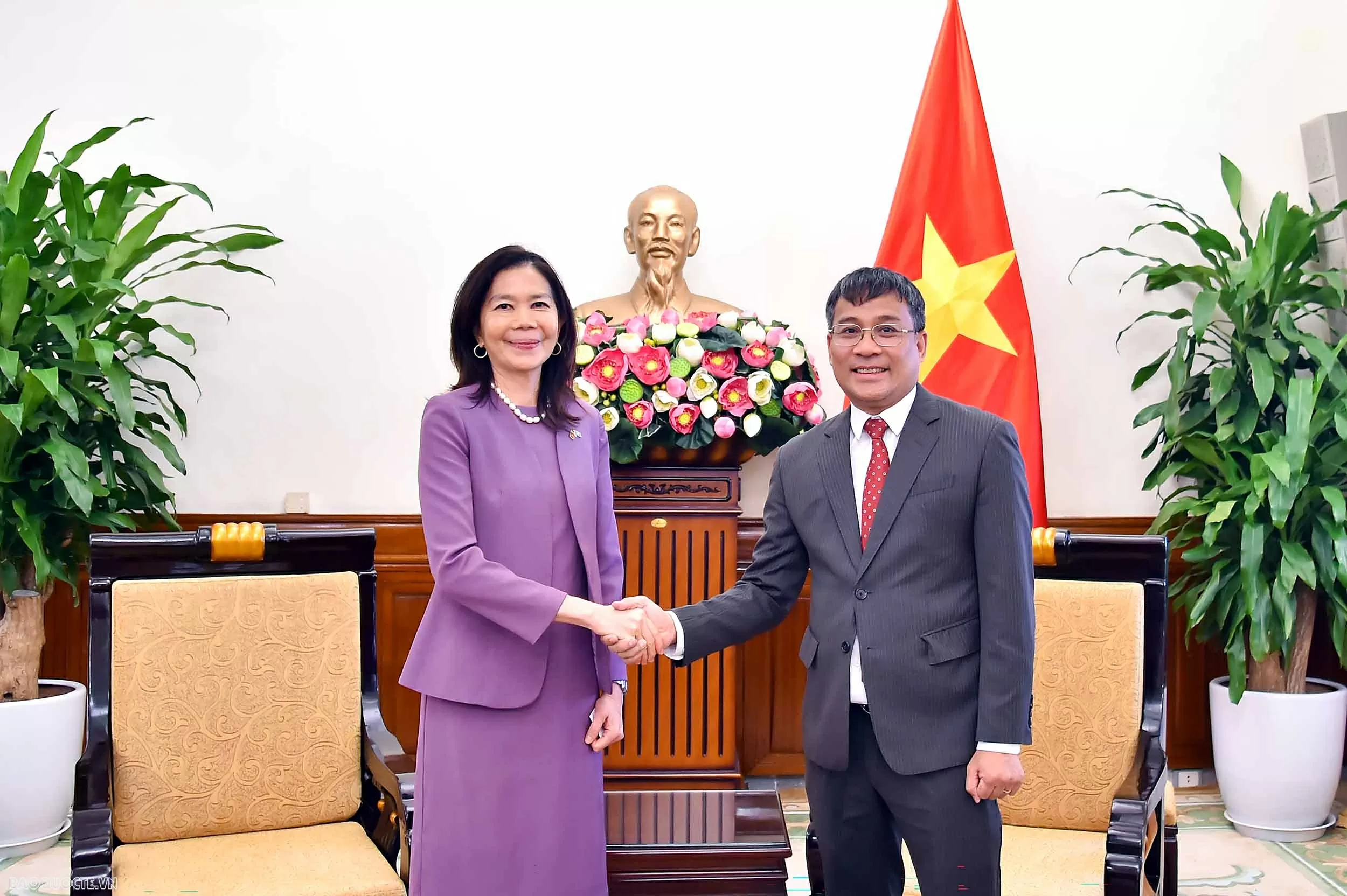 Вьетнам и Организация Объединенных Наций разделяют стремление поставить людей в центр процесса развития. Việt Nam-Liên hợp quốc cùng chia sẻ tầm nhìn về đặt người dân ở vị trí trung tâm của mọi quá trình phát triển