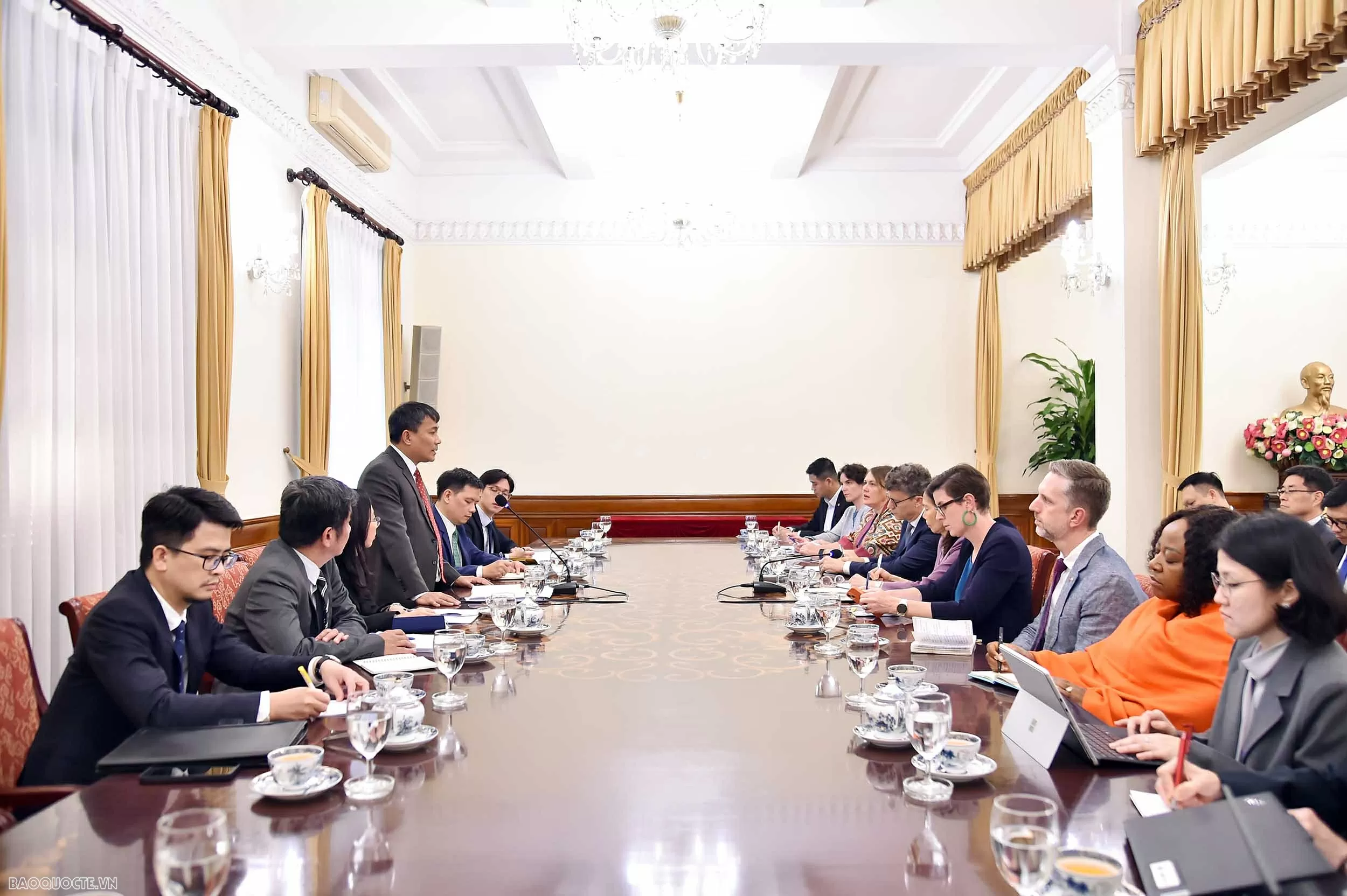 Вьетнам и Организация Объединенных Наций разделяют стремление поставить людей в центр процесса развития. Việt Nam-Liên hợp quốc cùng chia sẻ tầm nhìn về đặt người dân ở vị trí trung tâm của mọi quá trình phát triển