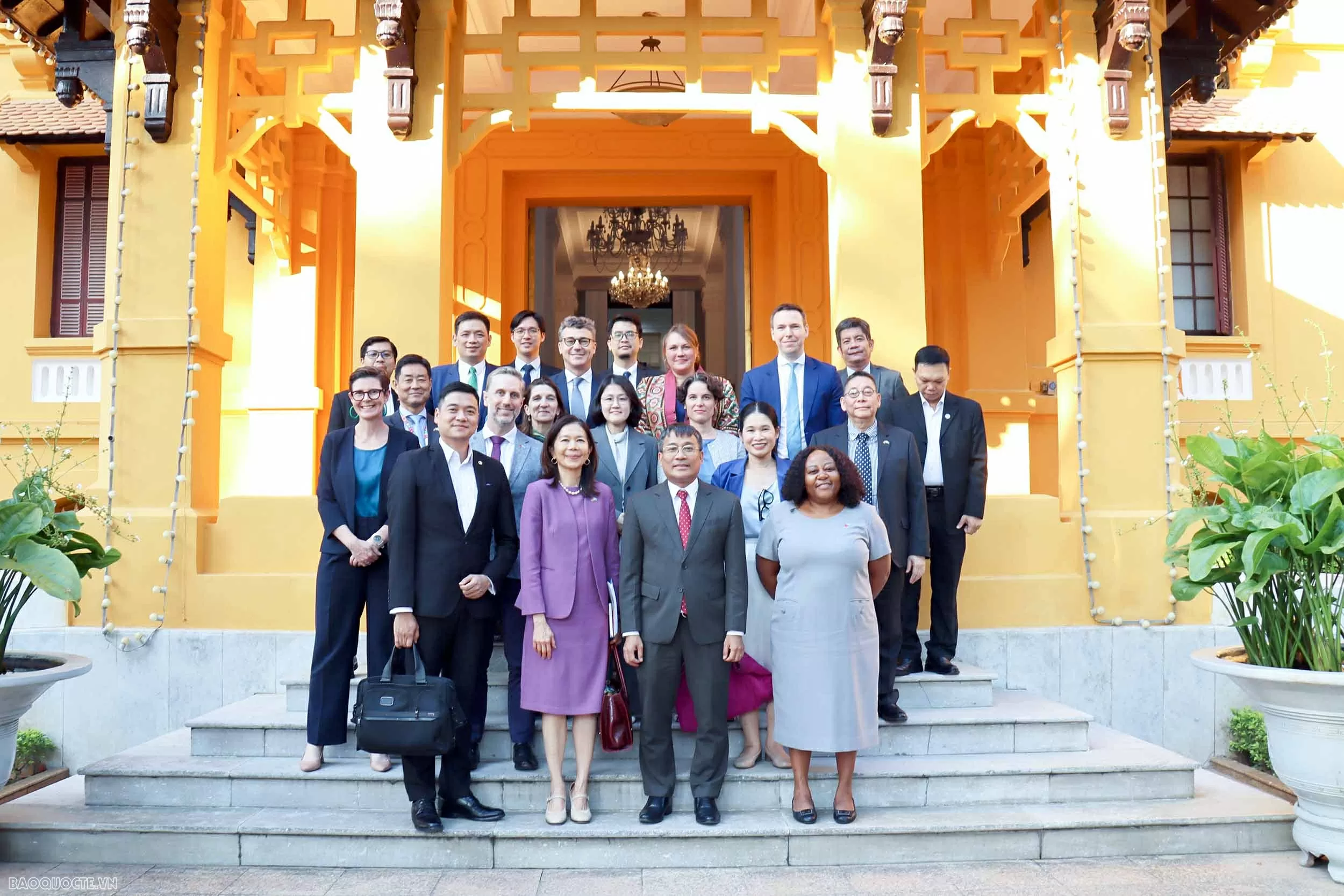 Вьетнам и Организация Объединенных Наций разделяют стремление поставить людей в центр процесса развития. Việt Nam-Liên hợp quốc cùng chia sẻ tầm nhìn về đặt người dân ở vị trí trung tâm của mọi quá trình phát triển