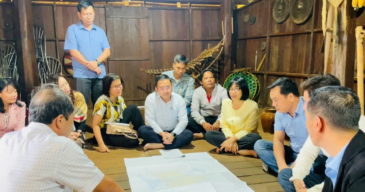 Phó Chủ tịch UBND tỉnh Nguyễn Thị Thanh Lịch khảo sát làng du lịch cộng đồng Ơp và Ia Nueng