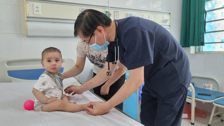 Skiftende årstider: Influensaepidemien øker raskt, hånd-, fot- og munnsyke er fortsatt på sitt meste - Bilde 1. Thời tiết giao mùa: Dịch cúm tăng nhanh, tay chân miệng vẫn trong thời kỳ cao điểm - Ảnh 1.