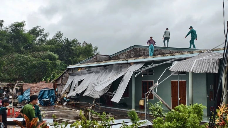 A fegyveres erők segítenek az embereknek a tornádók következményeinek leküzdésében - 1. kép. Lực lượng vũ trang giúp dân khắc phục hậu quả lốc xoáy- Ảnh 1.