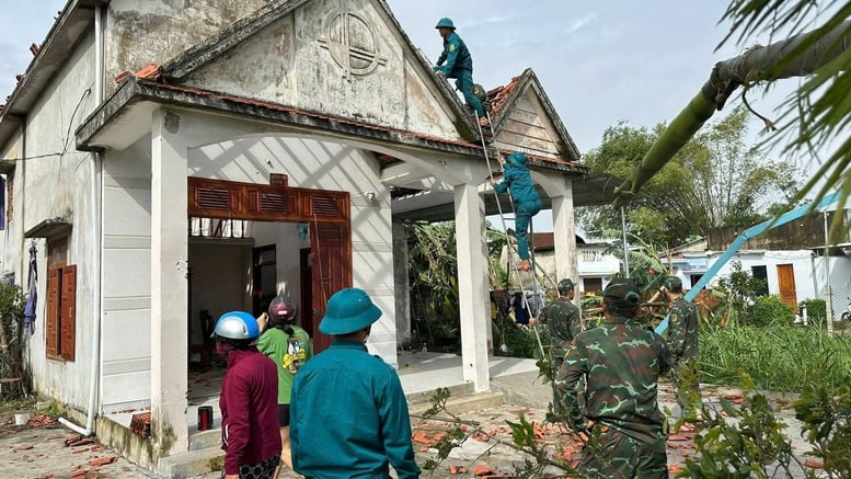 Fegyveres erők segítenek az embereknek a tornádók következményeinek leküzdésében - 3. kép. Lực lượng vũ trang giúp dân khắc phục hậu quả lốc xoáy- Ảnh 3.