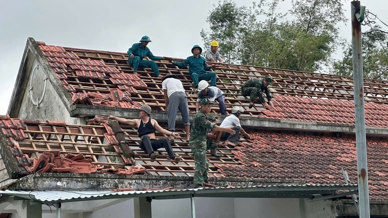 Fegyveres erők segítenek az embereknek a tornádók következményeinek leküzdésében - 4. kép. Lực lượng vũ trang giúp dân khắc phục hậu quả lốc xoáy- Ảnh 4.