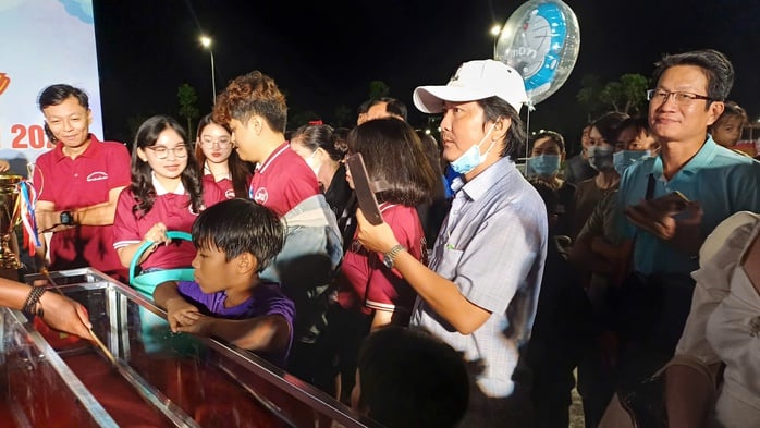 VIDEO: Người dân, du khách chen chân xem đua cua ở Cà Mau - Ảnh 5.