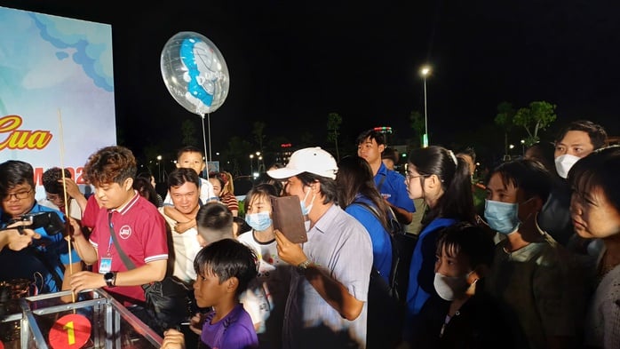 VIDEO: Người dân, du khách chen chân xem đua cua ở Cà Mau - Ảnh 7.