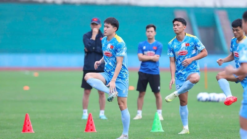 Player Khong Minh Gia Bao in his first training session with the Vietnam team. (Photo: Duc Cuong)