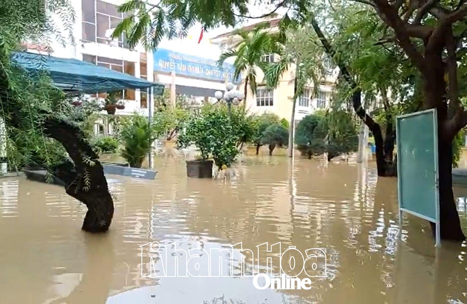 ຫຼັງຈາກຝົນຕົກມາເປັນເວລາດົນນານ, ໂຮງຮຽນມັດທະຍົມຕອນປາຍ ຮ່າຮຸຍແຕະ (ເຂດຕາເວັນຕົກຂອງຢາຈ່າງ) ຖືກນ້ຳຖ້ວມຢ່າງໜັກໜ່ວງ.