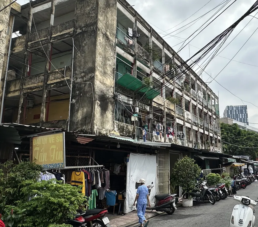 Clădirea de apartamente Vinh Hoi, din cartierul Khanh Hoi, este grav degradată de mulți ani. Fotografie: THANH HIEN