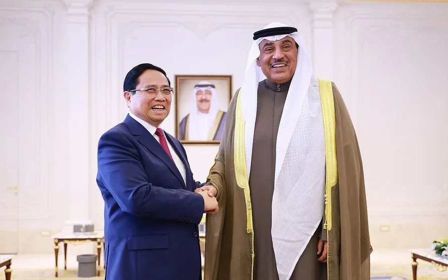 Prim-ministrul Pham Minh Chinh se întâlnește cu prințul moștenitor al Kuweitului, șeicul Sabah Al-Khaled Al-Hamad Al-Sabah. (Foto: VNA) Thủ tướng Phạm Minh Chính hội kiến Hoàng Thái tử Kuwait Sheikh Sabah Al-Khaled Al-Hamad Al-Sabah. (Ảnh: TTXVN)