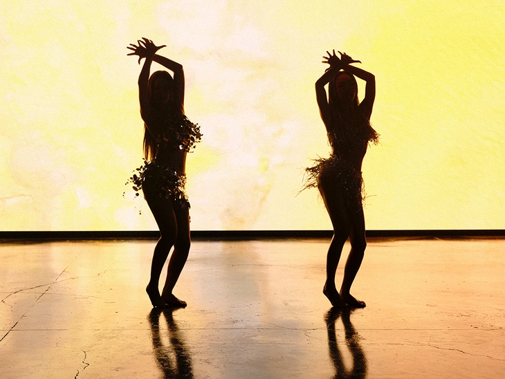 Van Mai Huong e Chi Pu dançam dança do ventre ao som da música 'Ra ngo chanting' - Foto 1. Văn Mai Hương - Ảnh 4.