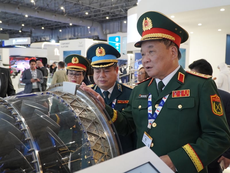 El teniente general Hoang Xuan Chien, miembro del Comité Central del Partido, miembro permanente de la Comisión Militar Central y viceministro de Defensa Nacional, junto con la delegación que asistió al Salón Aeronáutico de Dubái en Dubái, Emiratos Árabes Unidos. Fotografía del Ministerio de Defensa Nacional.