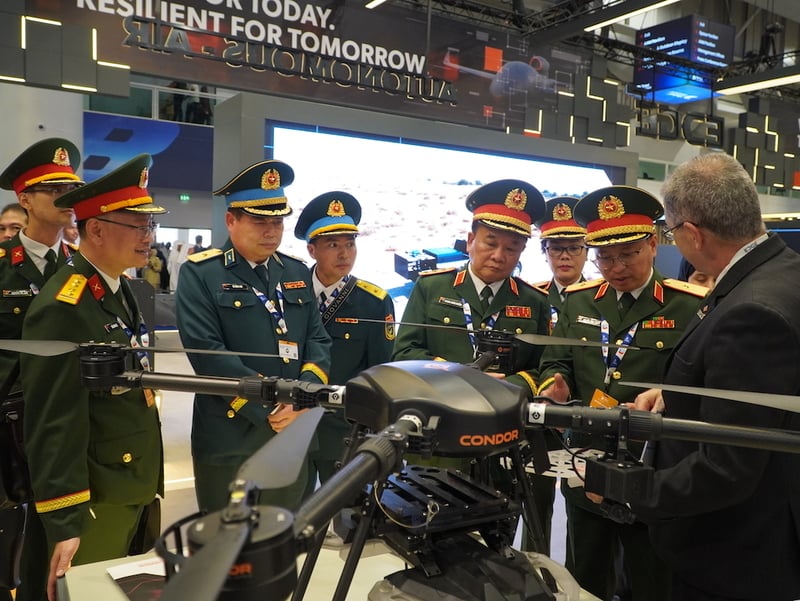 El Salón Aeronáutico de Dubái es uno de los principales salones aeronáuticos internacionales del mundo. La edición de este año contó con casi 1.500 expositores de 98 países y cerca de 200 aeronaves en exhibición.