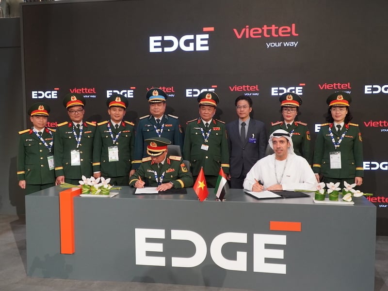 El teniente general Hoang Xuan Chien presenció la ceremonia de firma del Memorando de Entendimiento entre el Grupo de Industria Militar y Telecomunicaciones Viettel y el Grupo EDGE de los Emiratos Árabes Unidos. Foto: Ministerio de Defensa Nacional.