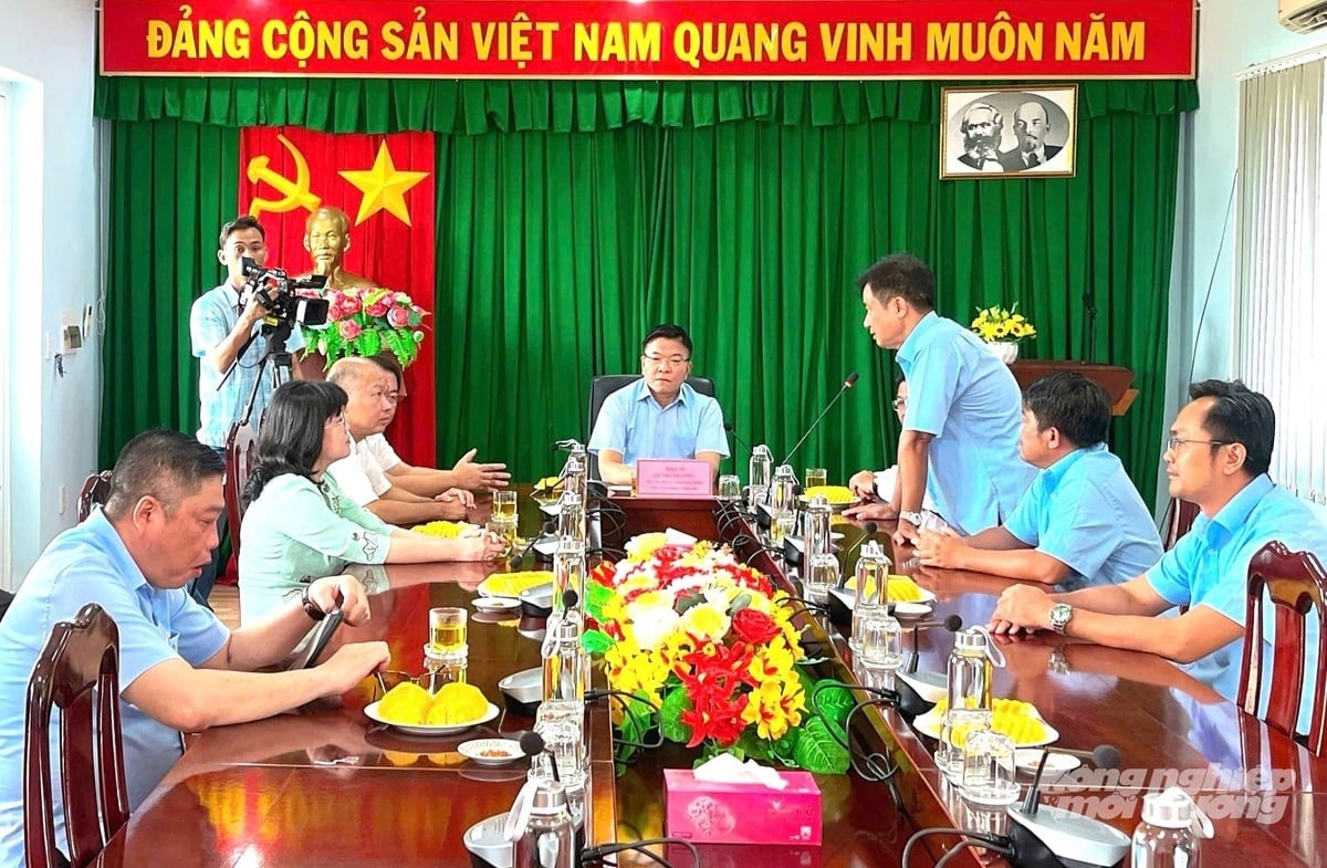 Representanter fra Southern Irrigation Exploitation Company Limited rapporterte om resultatene av driften av vanningssystemet Cai Lon - Cai Be og problemer som må løses til arbeidsgruppen ledet av visestatsminister Le Thanh Long. Foto: Trung Chanh. Đại diện Công ty TNHH MTV Khai thác thủy lợi miền Nam báo cáo kết quả vận hành hệ thống thủy lợi Cái Lớn - Cái Bé và các vấn đề cần tháo gỡ với đoàn công tác do Phó Thủ tướng Lê Thành Long dẫn đầu. Ảnh: Trung Chánh.