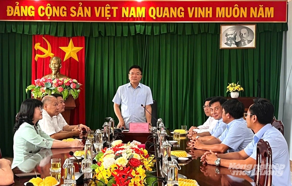 Visestatsminister Le Thanh Long satte stor pris på effektiviteten til Cai Lon-Cai Be-vanningsprosjektet og ba de relevante etatene om å fortsette å forbedre vanningssystemet for Mekongdelta-regionen og forbedre effektiviteten av forebygging av naturkatastrofer. Foto: Trung Chanh. Phó Thủ tướng Lê Thành Long đánh giá cao hiệu quả của công trình thủy lợi Cái Lớn - Cái Bé, đồng thời yêu cầu các cơ quan chức năng tiếp tục hoàn thiện hệ thống thủy lợi cho vùng ĐBSCL, nâng cao hiệu quả phòng chống thiên tai. Ảnh: Trung Chánh.