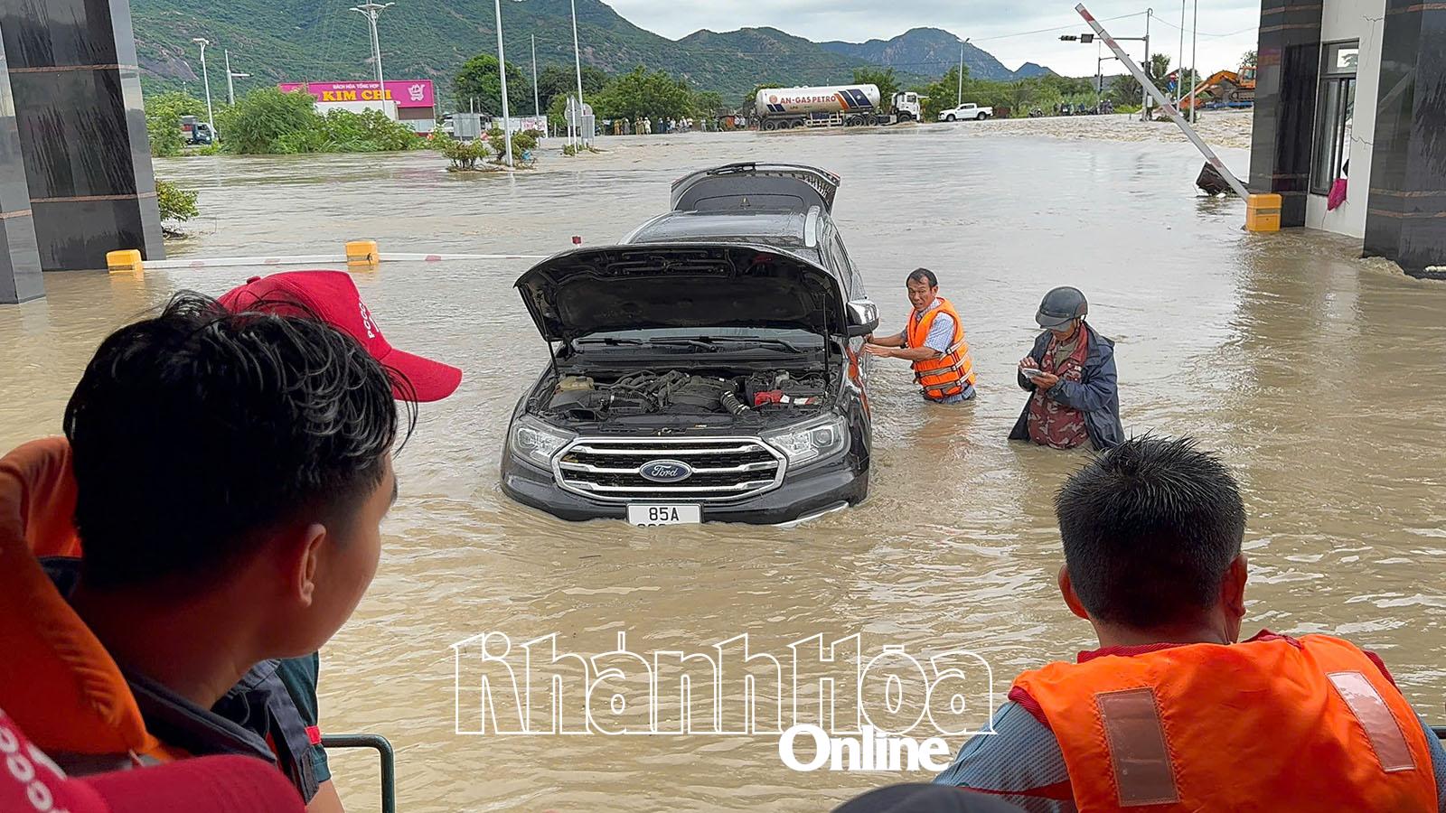 구조대는 홍수로 휩쓸려갈 위기에 처한 두롱산업단지의 차량을 안전한 곳으로 옮겼습니다.