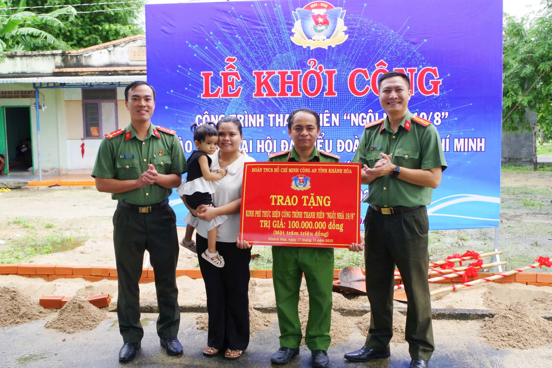 प्रांतीय पुलिस युवा संघ ने वरिष्ठ लेफ्टिनेंट चामलेया हू के परिवार को वित्तीय सहायता का प्रतीक भेंट किया।