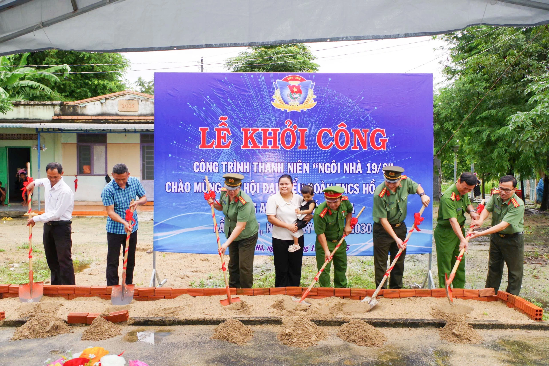 प्रतिनिधियों ने भूमिपूजन समारोह का आयोजन किया।