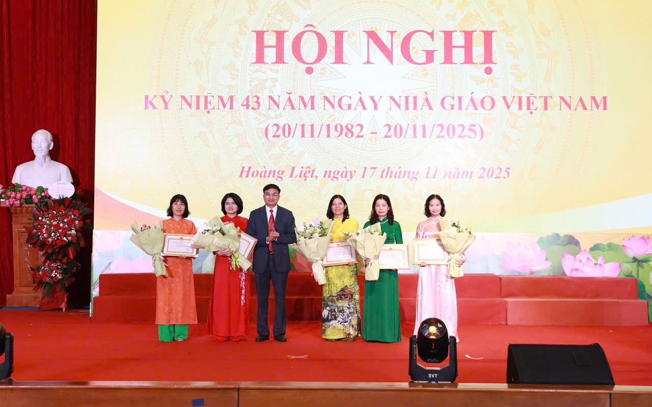 Bí thư Đảng ủy Chủ tịch HĐND phường Hoàng Liệt Nguyễn Trường Sơn trao Bằng khen cho các đơn vị đạt thành tích xuất sắc trong phong trào thi đua 