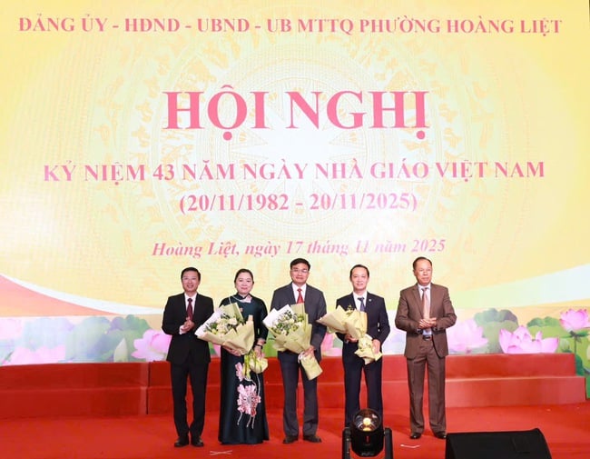 В приходе Хоанг Лиет чтят память учителей в День учителя Вьетнама - Фото 4. Phuòng Hoàng Liệt tri ân các thầy cô nhân ngày Nhà giáo Việt Nam- Ảnh 4.