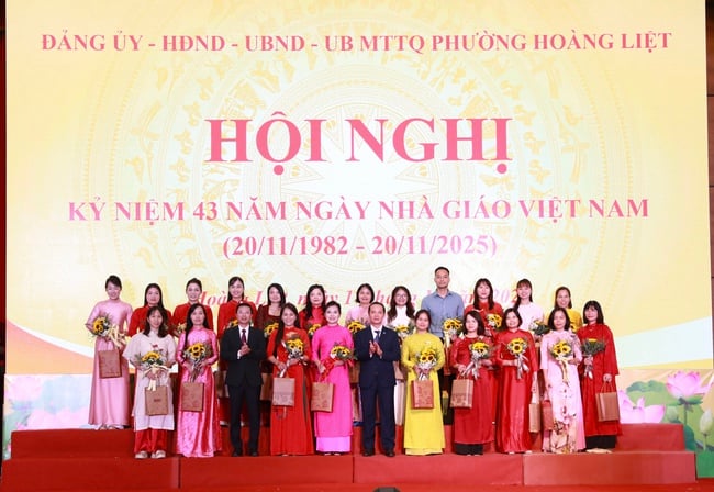 В приходе Хоанг Лиет чтят память учителей в День учителя Вьетнама - Фото 5. Phuòng Hoàng Liệt tri ân các thầy cô nhân ngày Nhà giáo Việt Nam- Ảnh 5.