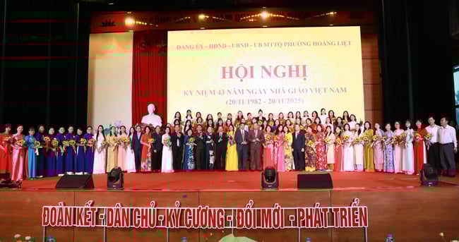 В приходе Хоанг Лиет чтят память учителей в День учителя Вьетнама - Фото 6. Phuòng Hoàng Liệt tri ân các thầy cô nhân ngày Nhà giáo Việt Nam- Ảnh 6.