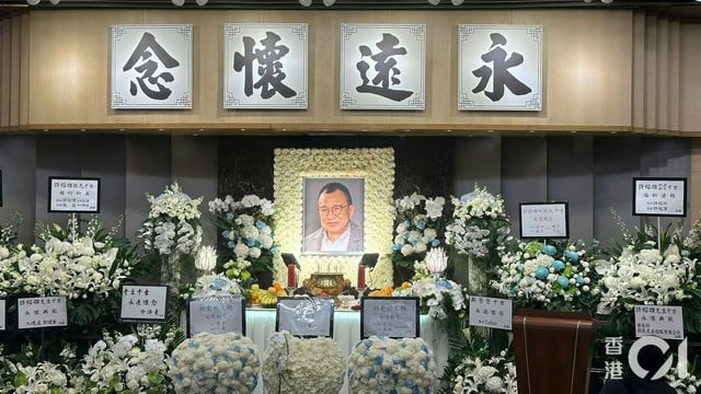 ไมเคิล มิว, ชาร์เมน เชห์ และ บอสโก หว่อง... เยี่ยม 'บอสตัวประกอบ' ฮิวจ์ ชอว์ - ภาพที่ 1 Miêu Kiều Vỹ, Xa Thi Mạn, Huỳnh Tông Trạch… viếng 'trùm vai phụ' Hứa Thiệu Hùng- Ảnh 1.