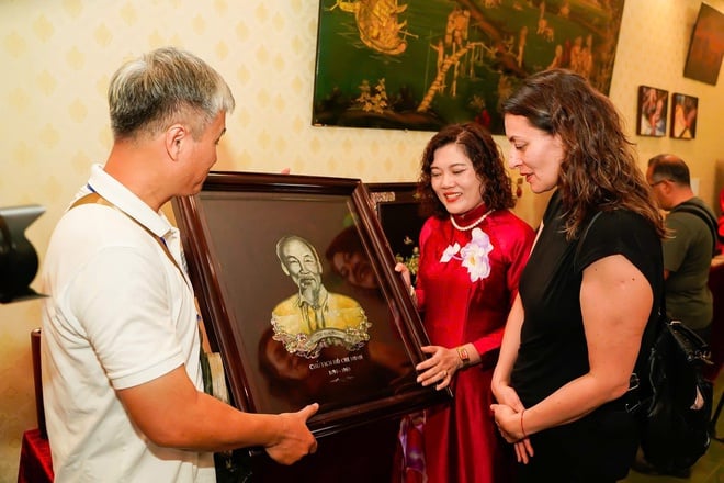 Bringing Chuyen My mother-of-pearl inlay and lacquer to become a typical product on the world map - Photo 5. Đưa khảm trai - sơn mài Chuyên Mỹ trở thành sản phẩm tiêu biểu trên bản đồ thế giới- Ảnh 5.