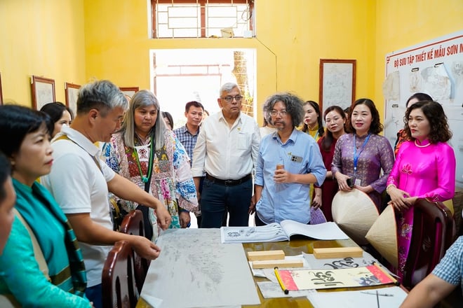 Bringing Chuyen My mother-of-pearl inlay and lacquer to become a typical product on the world map - Photo 9. Đưa khảm trai - sơn mài Chuyên Mỹ trở thành sản phẩm tiêu biểu trên bản đồ thế giới- Ảnh 9.