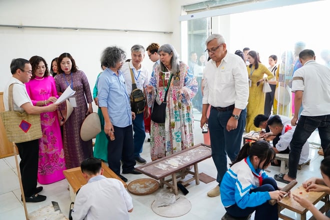 Bringing Chuyen My mother-of-pearl inlay and lacquer to become a typical product on the world map - Photo 10. Đưa khảm trai - sơn mài Chuyên Mỹ trở thành sản phẩm tiêu biểu trên bản đồ thế giới- Ảnh 10.
