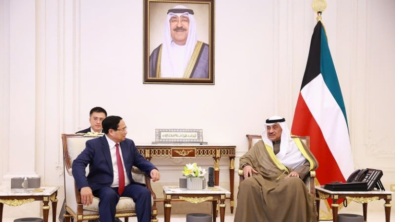 Prime Minister Pham Minh Chinh meets with Crown Prince of Kuwait Sheikh Sabah Khaled Al-Hamad Al-Sabah. (Photo: Nhat Bac/VGP)