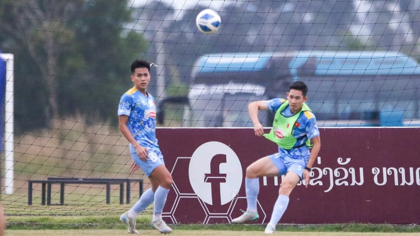 Ο μέσος Νγκουγιέν Χάι Λονγκ (δεξιά) εργάζεται σκληρά για να προπονηθεί με τους συμπαίκτες του. (Φωτογραφία: VFF)