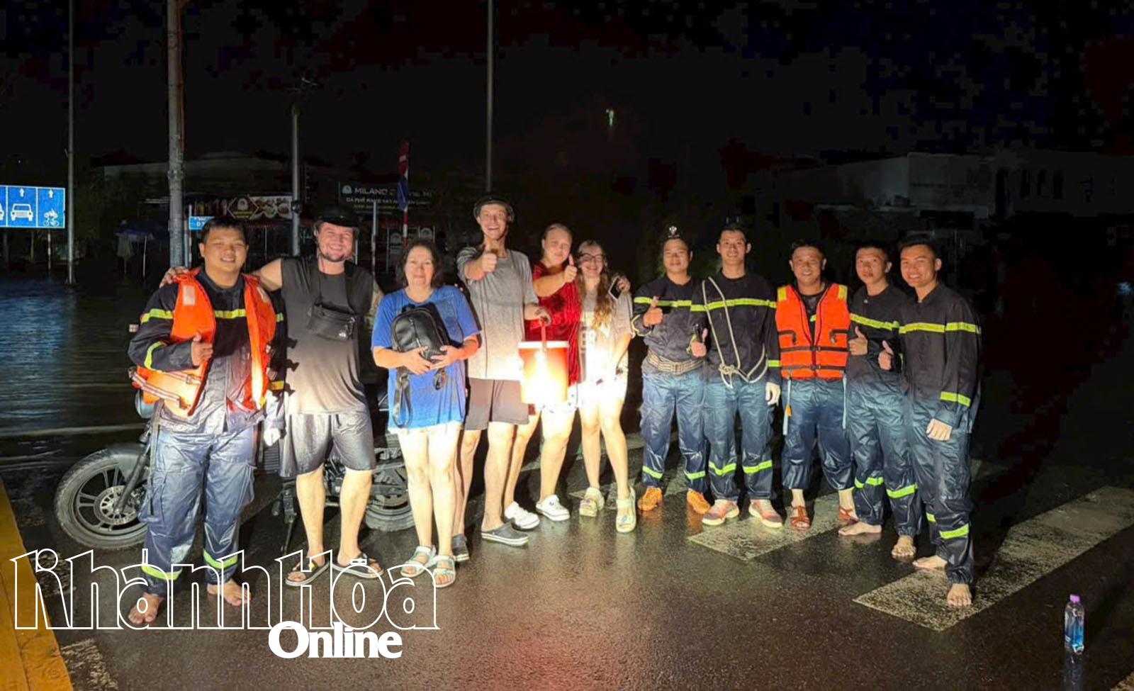 Egy csoport orosz turista és honfitársaik emlékbe fotózkodtak a mentőcsapattal, miután azonnal kimentették őket.