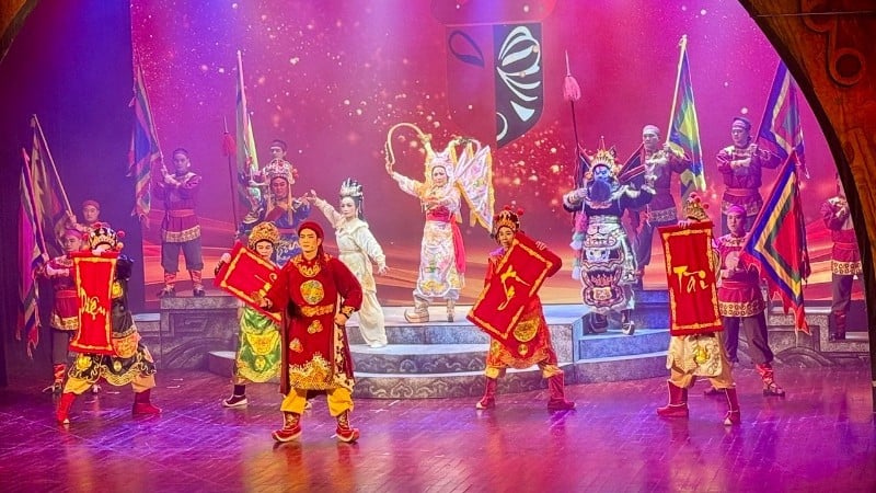 Konstföreställning för att välkomna festivalen.