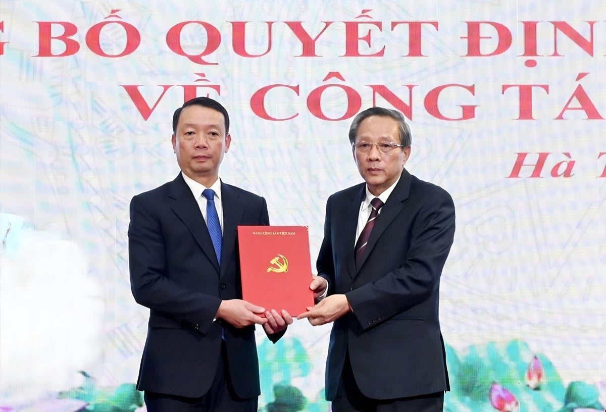 M. Hoang Dang Quang, vice-président du Comité central d'organisation, a présenté la décision à M. Phan Thien Dinh. Photo : BHT. Ông Hoàng Đăng Quang, Phó Trưởng ban Thường trực Ban Tổ chức Trung ương trao Quyết định cho ông Phan Thiên Định. Ảnh: BHT.