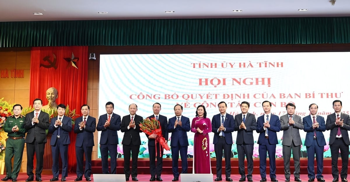 Le Comité permanent du Parti provincial de Ha Tinh a offert des fleurs pour féliciter le nouveau secrétaire adjoint du Parti provincial, Phan Thien Dinh. Photo : BHT. Ban Thường vụ Tỉnh ủy Hà Tĩnh tặng hoa chúc mừng tân Phó Bí thư Tỉnh ủy Phan Thiên Định. Ảnh: BHT.