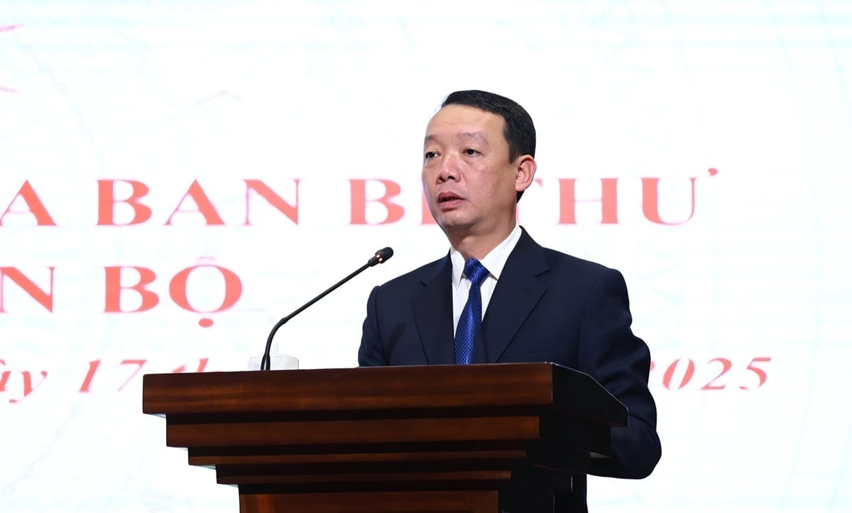 M. Phan Thien Dinh a prononcé un discours pour accepter cette mission. Photo : BHT. Ông Phan Thiên Định phát biểu nhận nhiệm vụ. Ảnh: BHT.