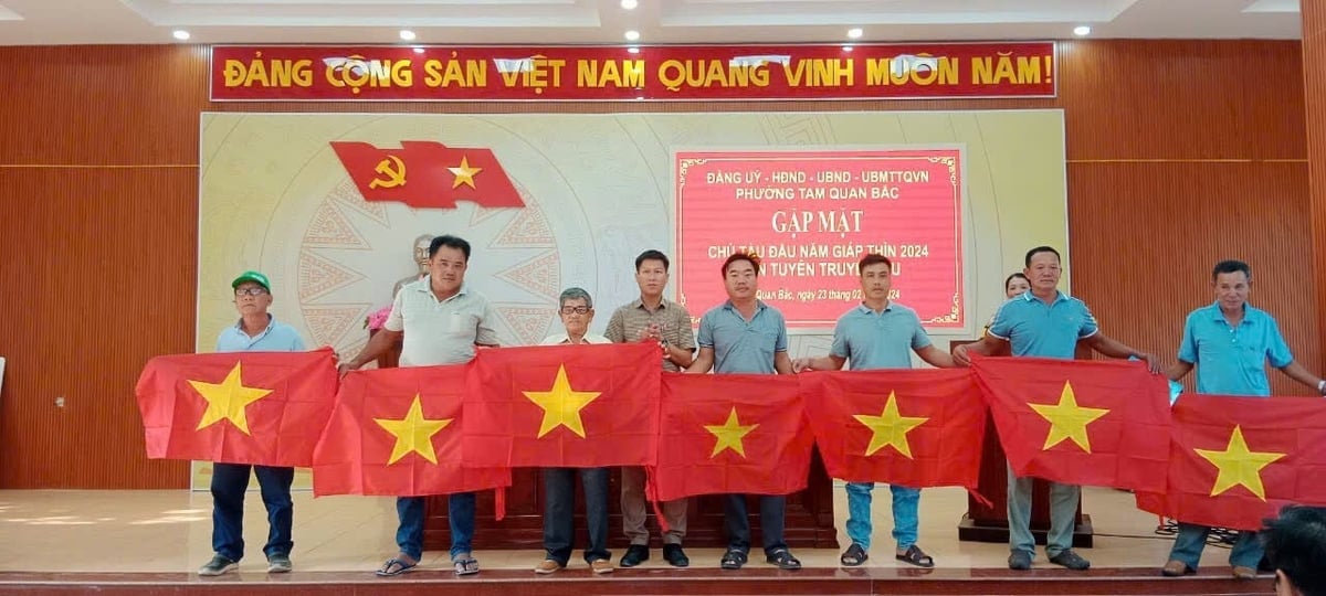 Kustplaatsen in de provincie Gia Lai komen regelmatig bijeen met vissers om de strijd tegen IOO-visserij te promoten. Foto: V.D.T. Các địa phương ven biển tỉnh Gia Lai thường xuyên gặp gỡ ngư dân, tuyên truyền công tác chống khai thác IUU. Ảnh: V.Đ.T.