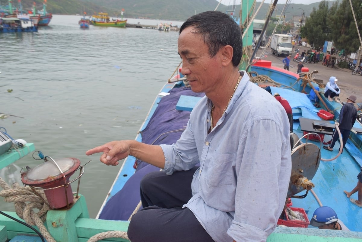 Veel vissers nemen deel aan de maatregelen ter voorkoming van IOO-visserij. Op één vissersboot zijn twee controleapparatuur geïnstalleerd, één in de kajuit en één op het dak. Foto: V.D.T. Nhiều ngư dân tuân thủ công tác phòng chống khai thác IUU, trên 1 tàu cá lắp đến 2 thiết bị giám sát hành trình, 1 cái trong ca bin 1 cái trên nóc tàu. Ảnh: V.Đ.T.