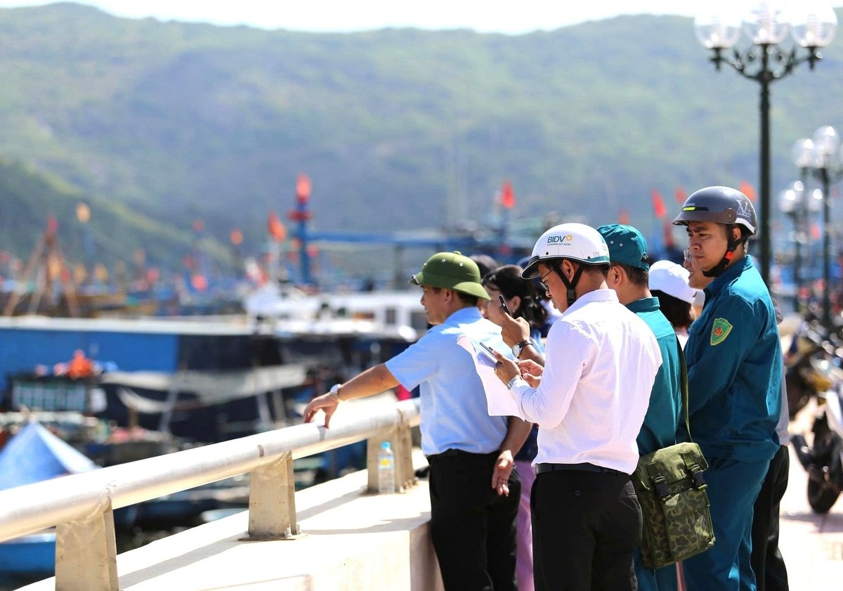 Nguyen Huu Khuc, secretaris van de wijkpartij van Quy Nhon (met een pithhelm), inspecteert de anti-IUU-visserij in het gebied. Foto: V.D.T. Bí thư Đảng ủy Phường Quy Nhơn Nguyễn Hữu Khúc (người đội mũ cối) kiểm tra công tác chống khai thác IUU trên địa bàn. Ảnh: V.Đ.T.