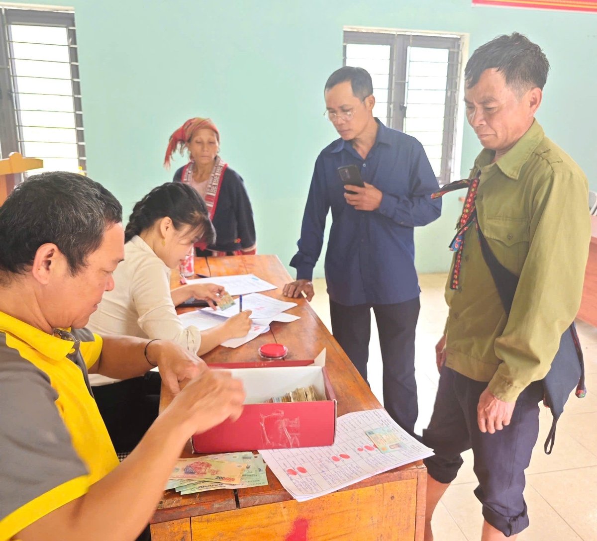 Att få stöd för skogsmiljötjänster har ytterligare motiverat Tuyen Quang-borna att känna sig trygga och fästa vid skogen. Foto: Duc Binh. Được nhận hỗ trợ tiền dịch vụ môi trường rừng, tiếp thêm động lực để người dân Tuyên Quang yên tâm, gắn bó với rừng. Ảnh: Đức Bình.