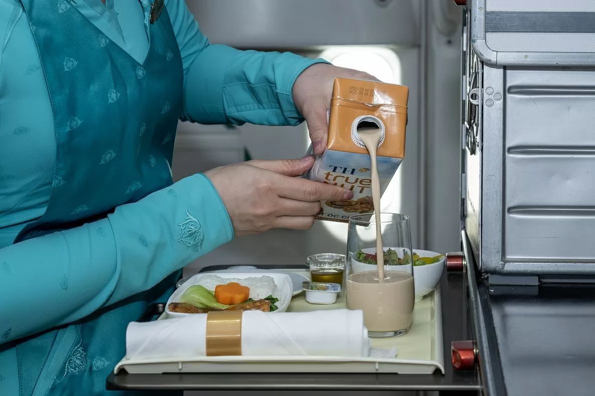 חוו את המוצרים הטבעיים והאיכותיים של TH בטיסות של וייטנאם איירליינס Trải nghiệm sản phẩm cao cấp, hoàn toàn từ thiên nhiên của TH trên các chuyến bay Vietnam Airlines