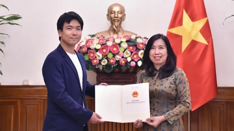 Viseutenriksminister Le Thi Thu Hang overleverer lisensen til å gjenåpne det permanente kontoret til Nihon Denpa News Television i Vietnam. (Foto: The World and Vietnam Newspaper)