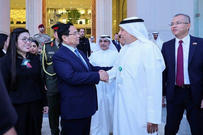 Prim-ministrul Pham Minh Chinh s-a întâlnit cu directorul general Waleed Al-Bahar al Fondului Kuweitien pentru Dezvoltare Economică Arabă. (Foto: Nhat Bac/VGP)