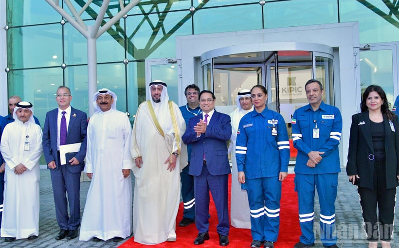 Statsminister Pham Minh Chinh og delegater ved Al-Zour petrokjemiske raffinerikompleks. (Foto: THANH GIANG)